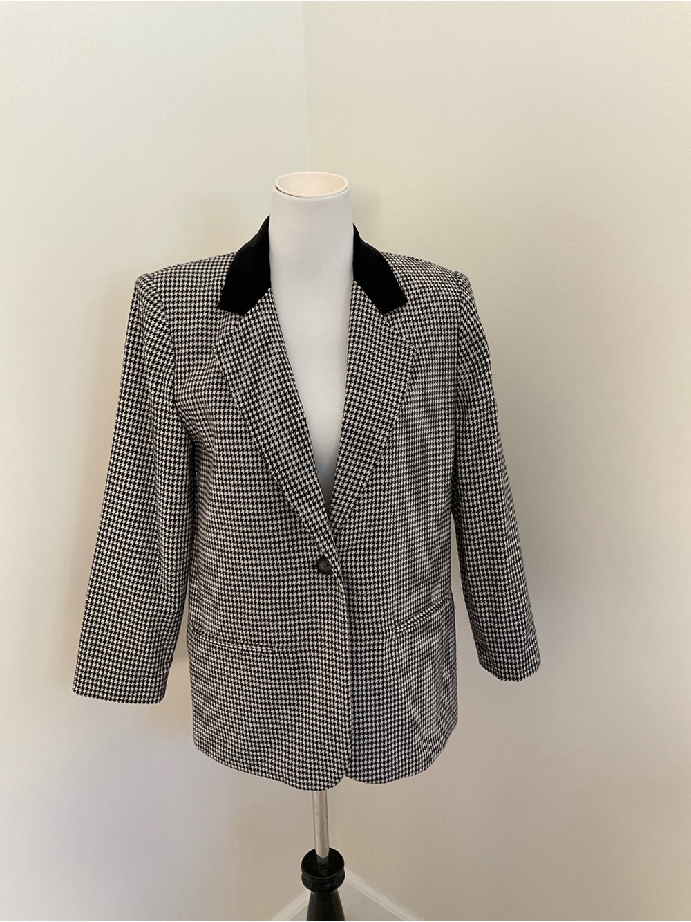 Sag Harbor Black and White Houndstooth Blazer Jacket with Black Velvet Collar
